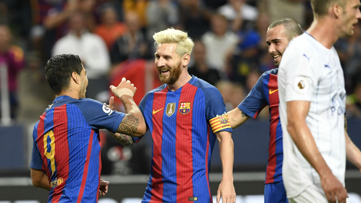 Messi felicita a Suárez por un gol del Barcelona. (AFP)