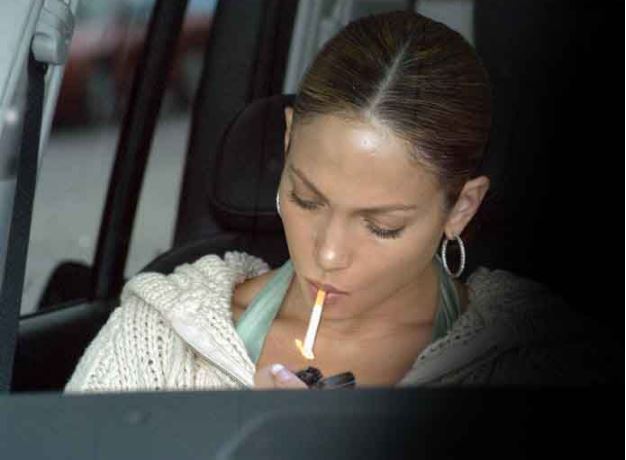 Jennifer Lopez smoking - 7 famosas fumadoras