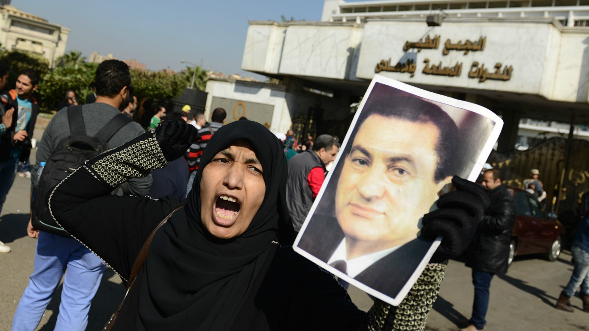 Una partidaria de Hosni Mubarak exige su liberación en un juicio. (Getty)