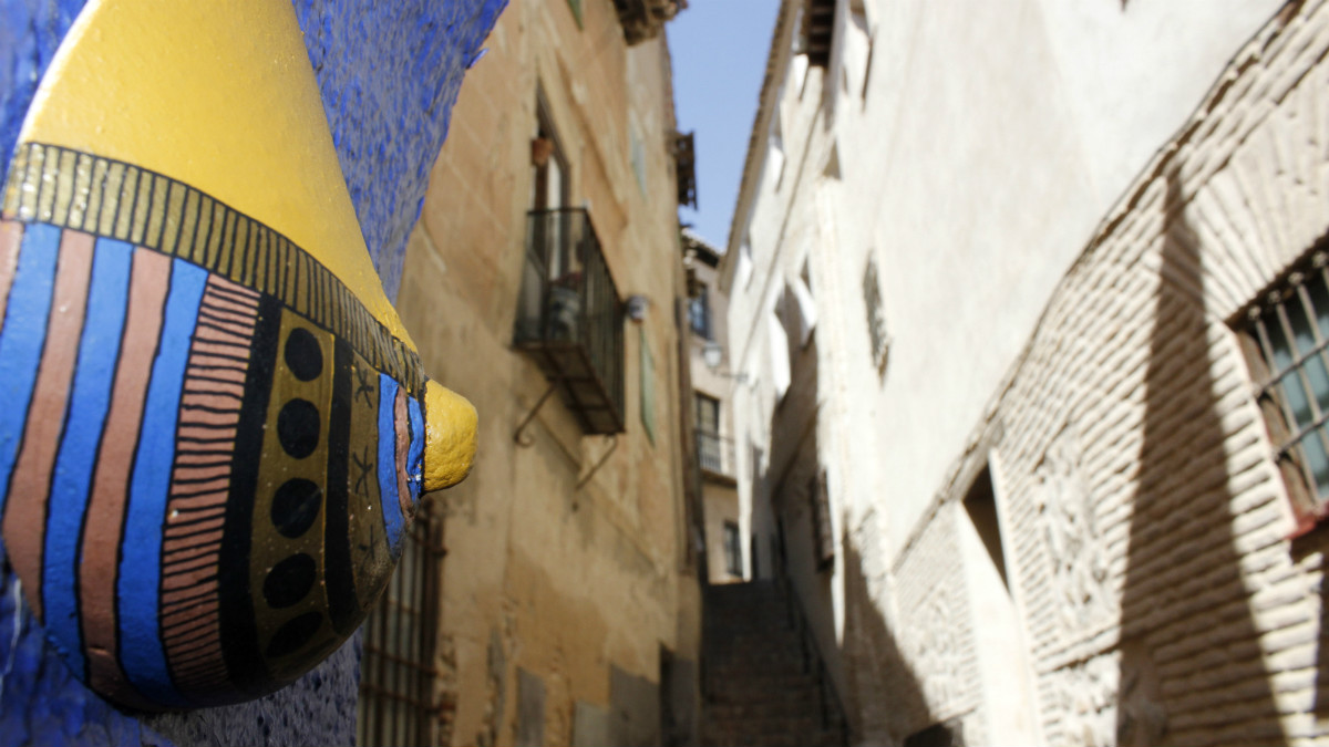 Exposición de senos decorados en las calles de Toledo. (EFE)