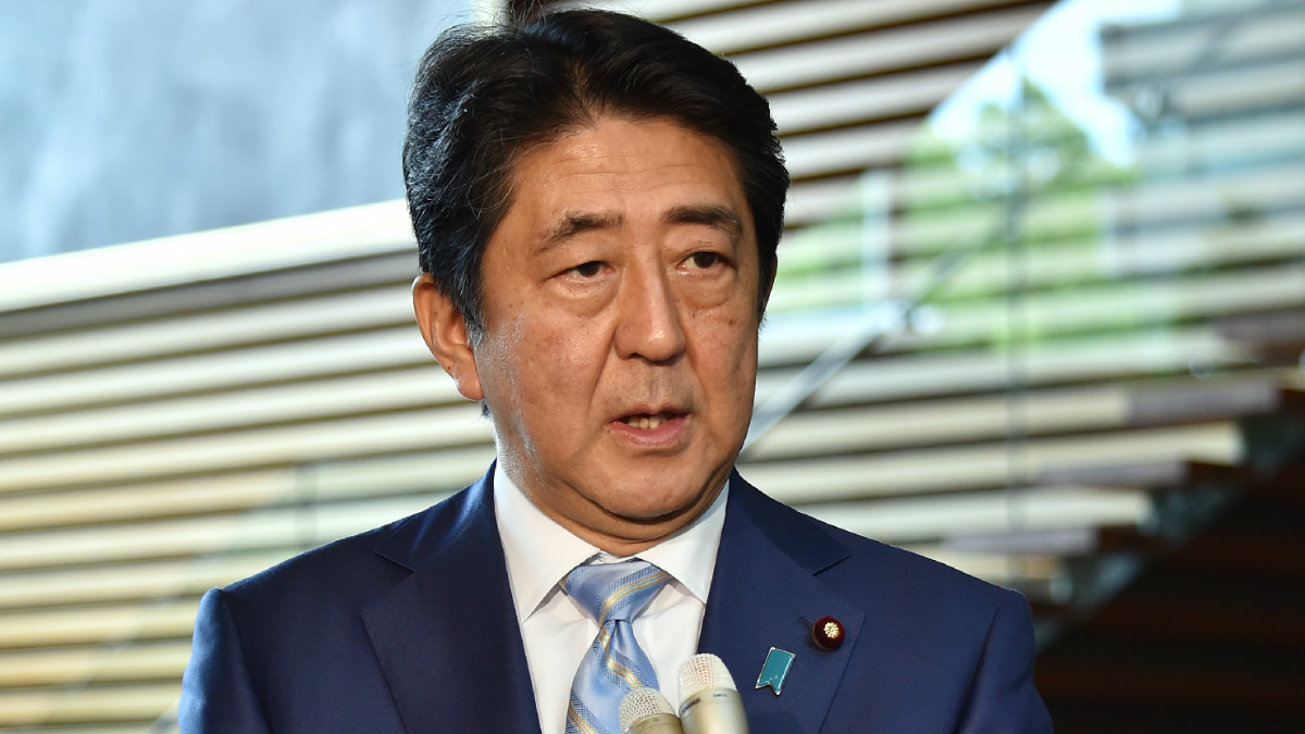 El Primer Ministro de Japón explica a los medios lo sucedido con el misil balístico lanzado por el ejército norcoreano y que se ha estrellado en el mar de Japón. (Foto: Getty)