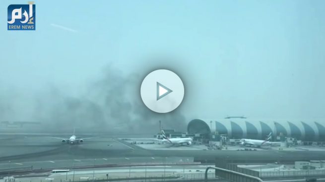 Un avión efectúa un aterrizaje de emergencia en Dubai y arde en llamas