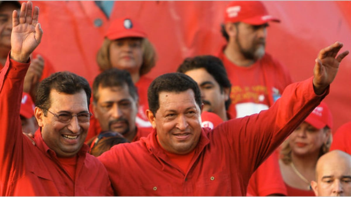 Adán Chávez junto a su hermano menor, el dictador fallecido Hugo Chávez.