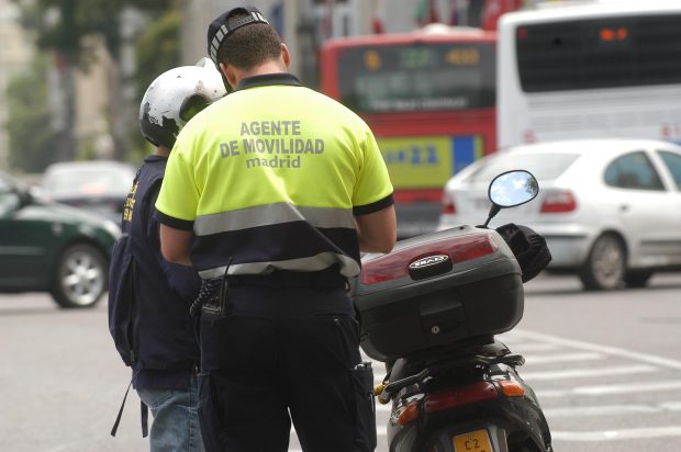 Agente de Movilidad trabajando. (Foto: Madrid)