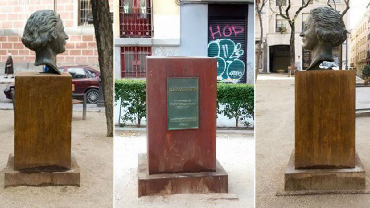 En el centro de la foto se aprecia la escultura después del robo, y a los lados la escultura de Campoamor. (Foto: Somosmalasaña)
