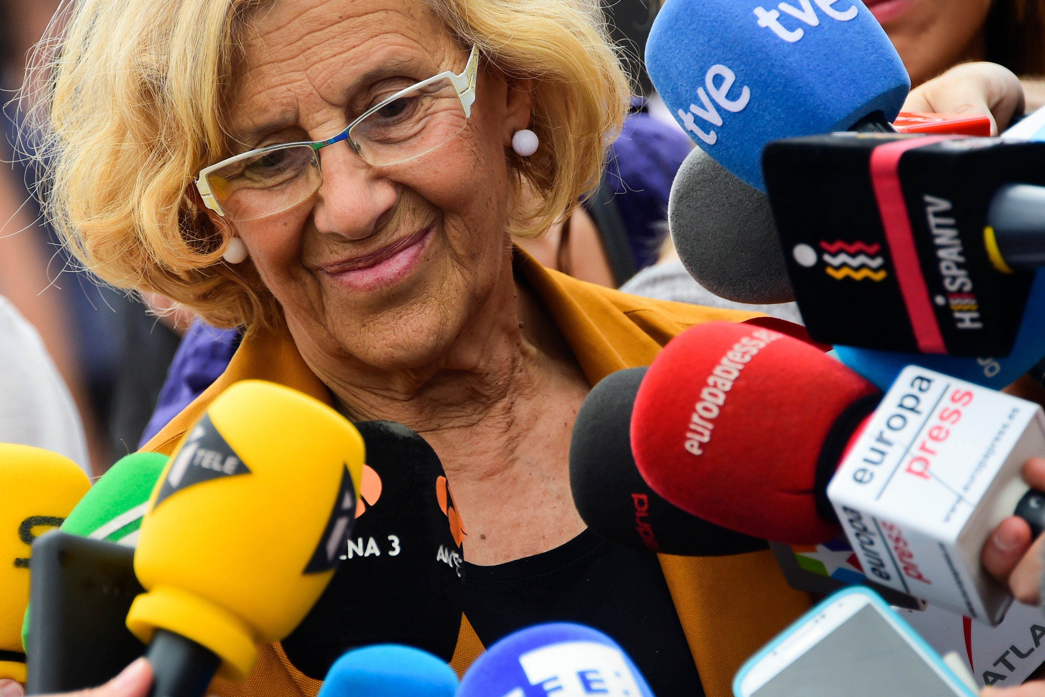 La alcaldesa Carmena ante los medios. (Foto: AFP)
