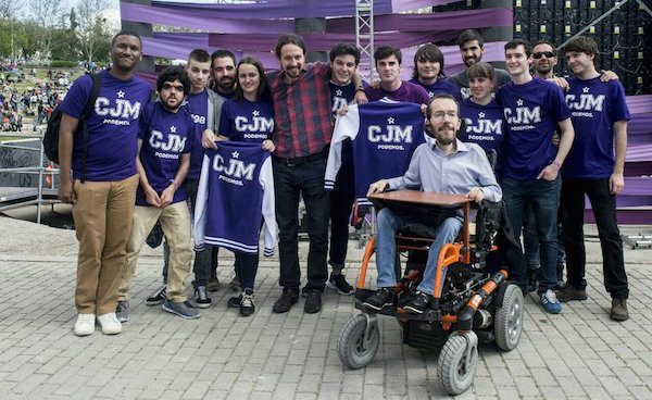 Pablo Iglesias y Pablo Echenique con integrantes del Círculo Joven de Podemos Madrid.