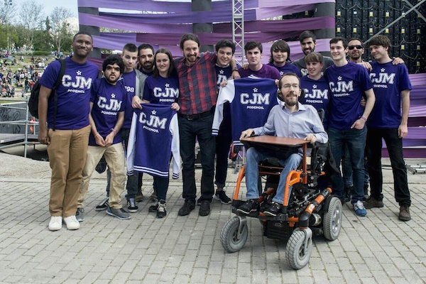 Pablo Iglesias y Pablo Echenique con integrantes del Círculo Joven de Podemos Madrid.