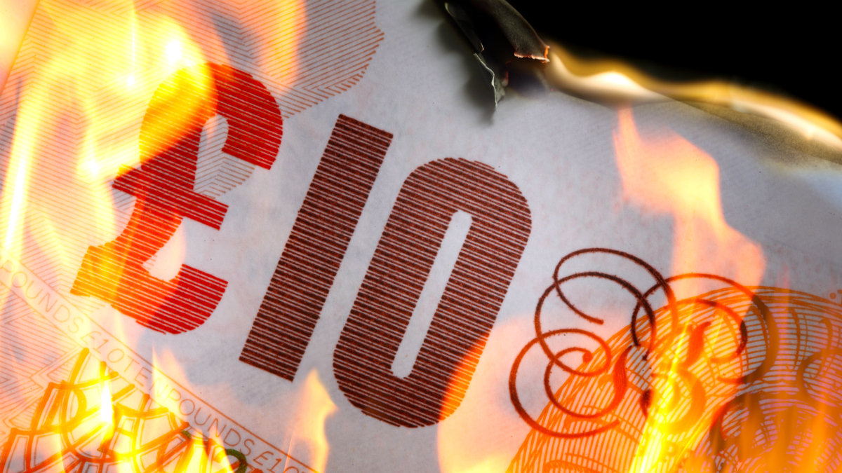 Billete de 10 libras ardiendo (Foto: ISTOCK).