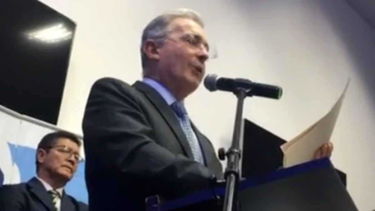 Álvaro Uribe, anunciando su ‘no’ al plebiscito de los acuerdos de Santos con las FARC.