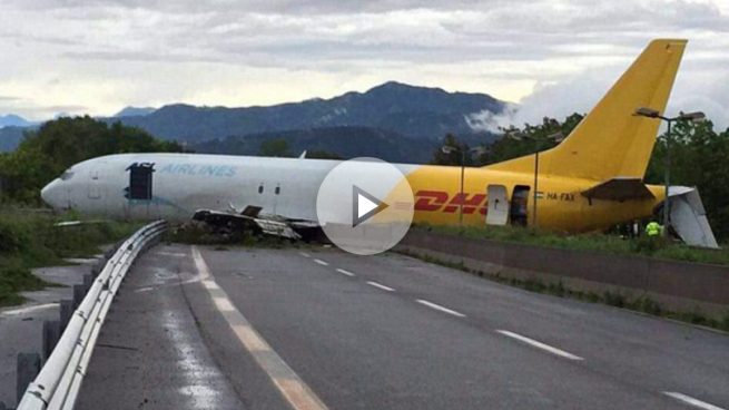 Un avión de carga de DHL sobrepasa la pista de aterrizaje en Bergamo (Italia) y termina en la autopista