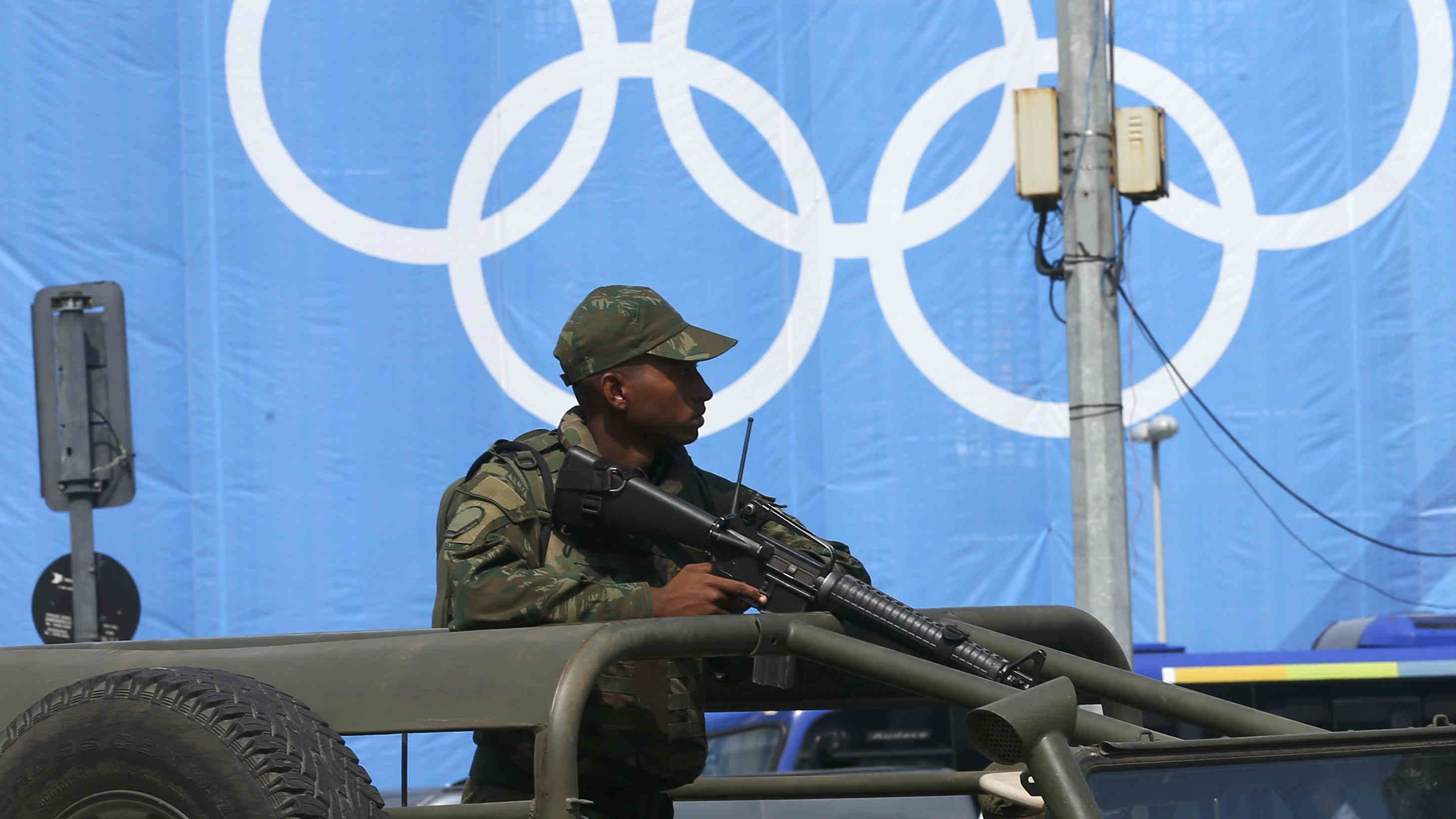Un efectivo del ejército vigila una instalación olímpica en Río. (AFP)