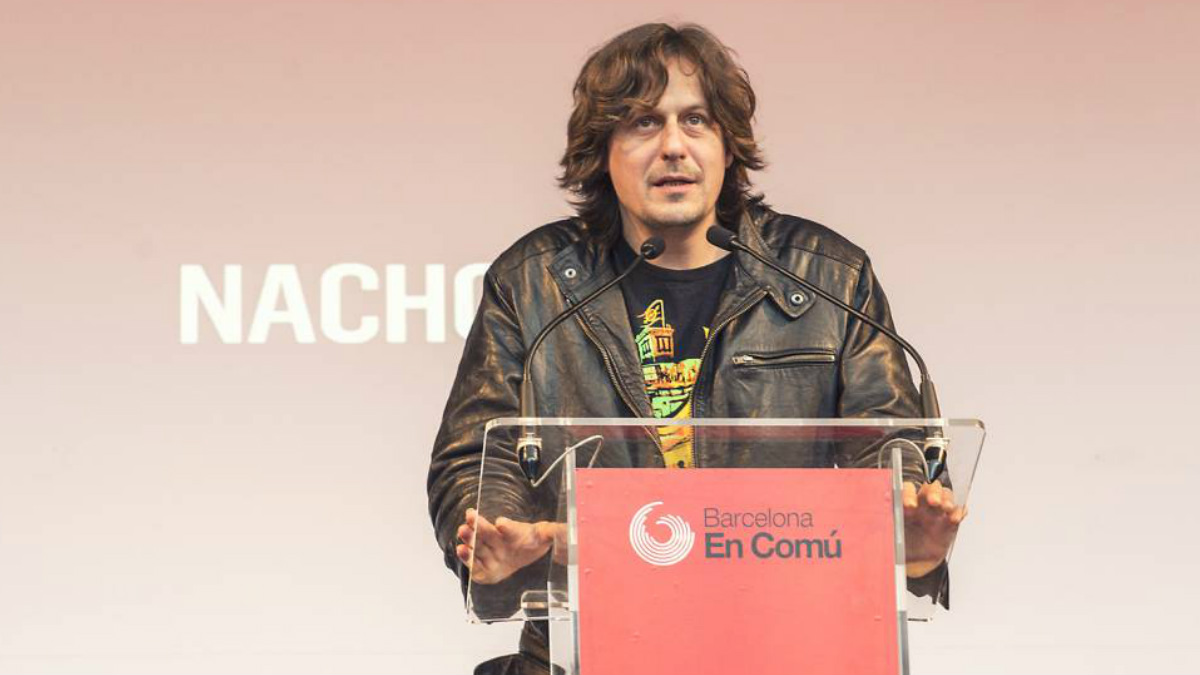 El cantante Nacho Vegas durante una intervención en favor de Ada Colau y su partido Barcelona en Comú. (Foto: Agencias)