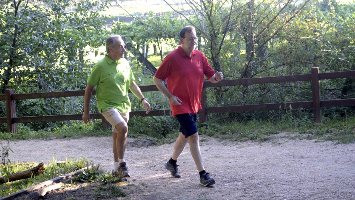 Rajoy y José Benito Suárez, esposo de Ana Pastor, durante el recorrido. (Foto: Efe).