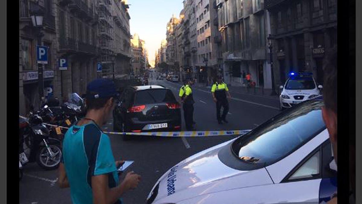 Coche sospechoso en la Via Laietana (Foto: Twitter)