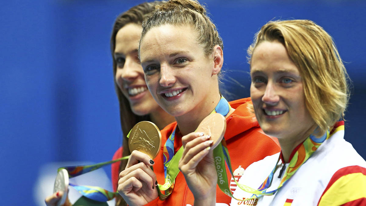 Mireia Belmonte luce su medalla de bronce en el podio olímpico (Reuters)