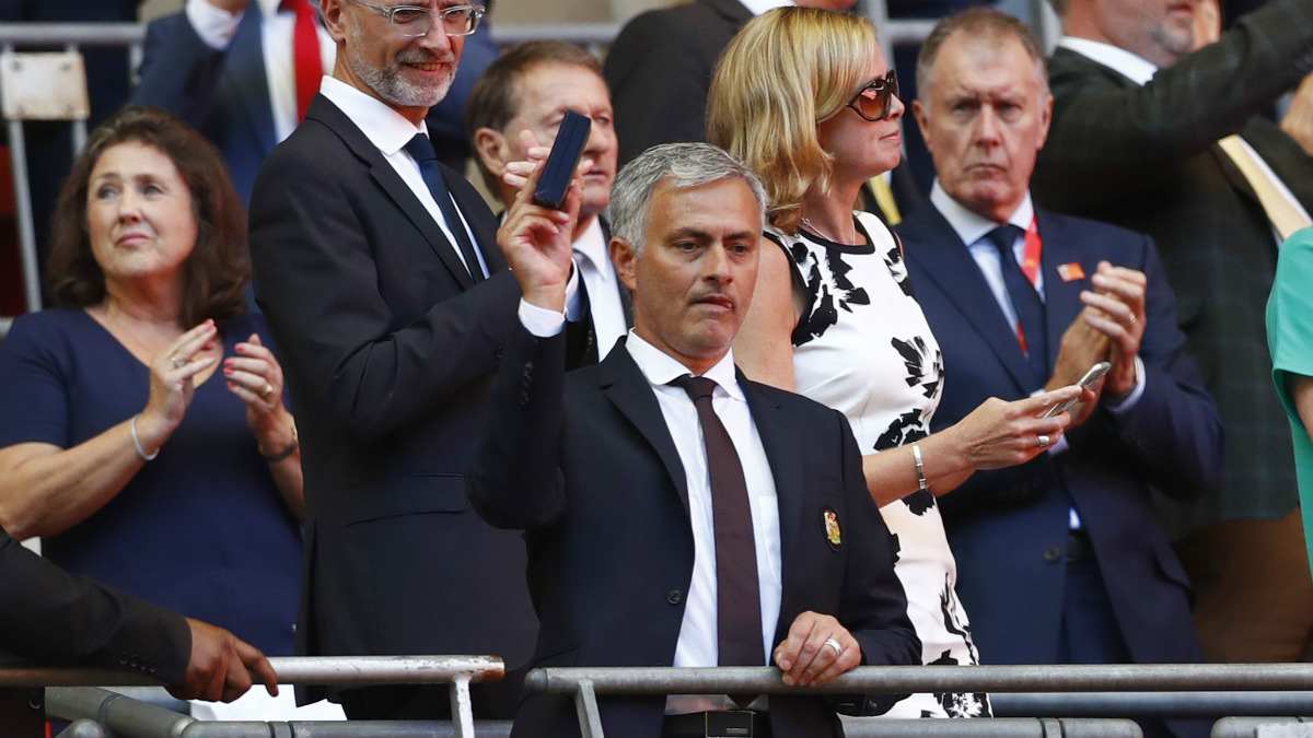 Mourinho celebra la Community Shield. (Reuters)