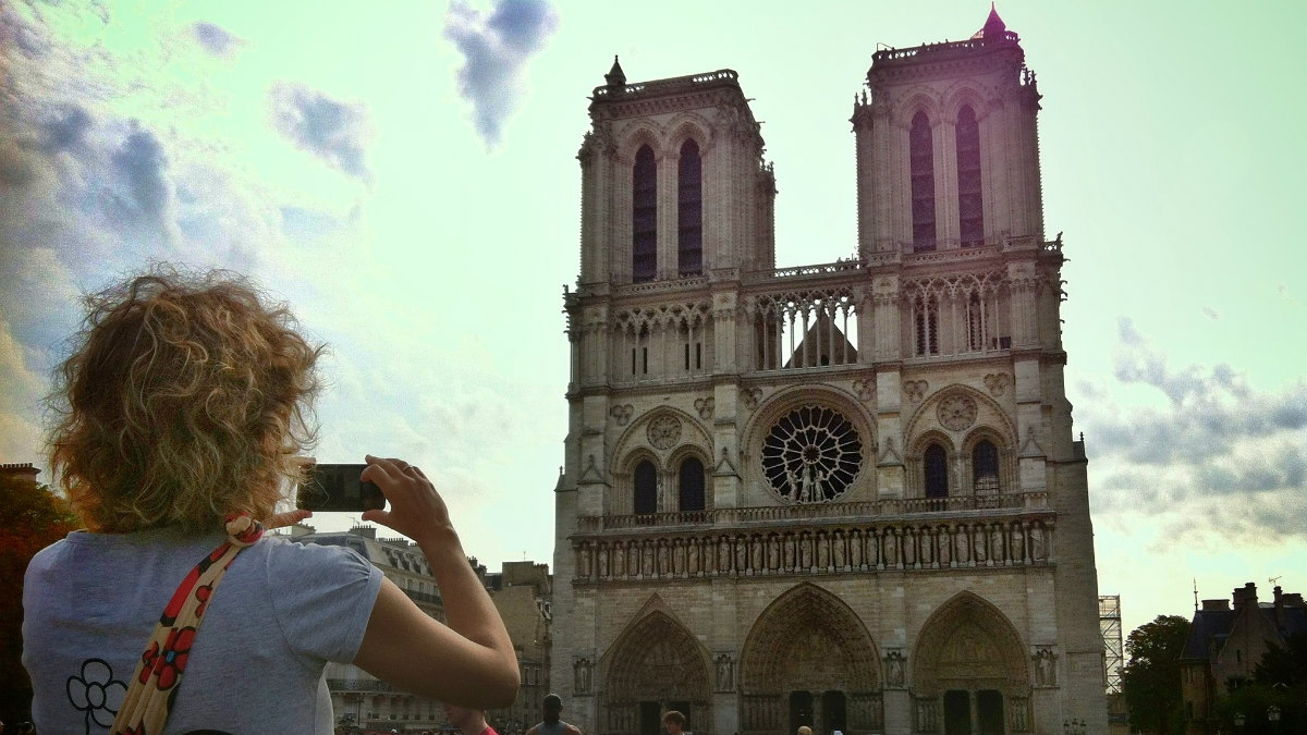 Una turista fotografía la catedral de Nôtre Dame de París. (ADP)