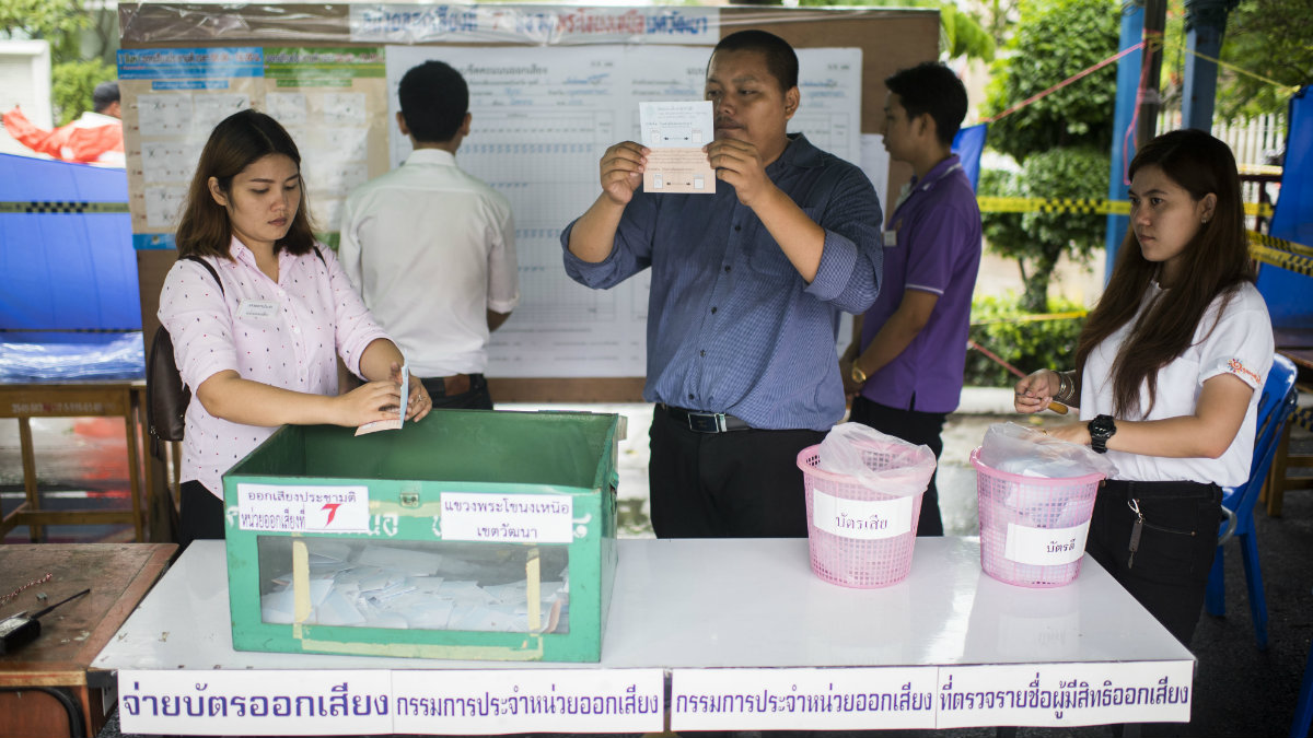 Los responsables de una mesa hacen el recuento de votos sobre la ratificación de la nueva Constitución. (Foto: AFP)