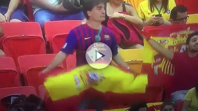 Un aficionado en Río de Janeiro cambia la bandera española por la catalana al ser enfocado por las cámaras