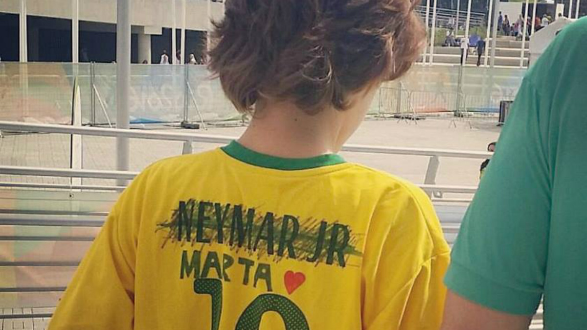Un niño se tachó el nombre de Neymar en la camiseta y se puso a Marta. (Twitter)
