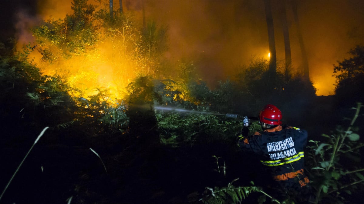 Un bombero de Vilagarcía de Arousa en uno de los incendios de Pontevedra, este martes de madrugada. (EFE)