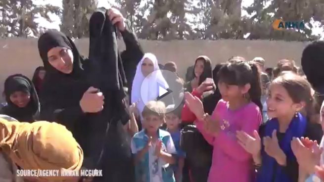Mujeres liberadas en Siria tras expulsar al Estado Islámico queman sus burkas en la calle
