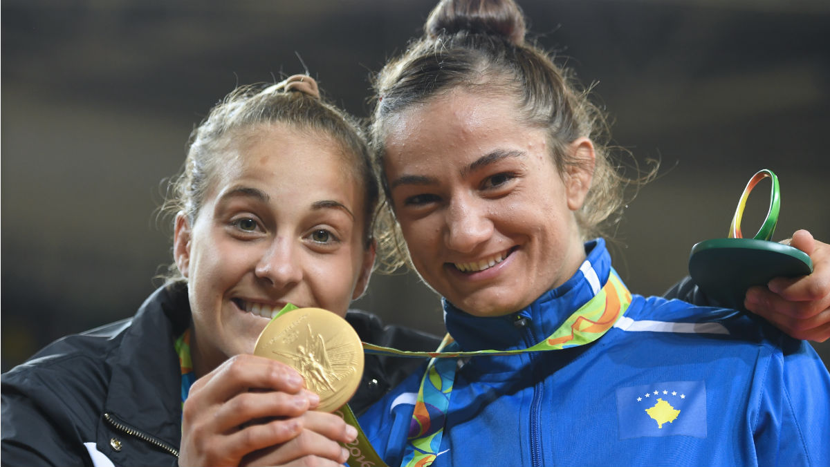 Majlinda Kelmendi posa con el primer oro de la historia de Kosovo. (AFP)
