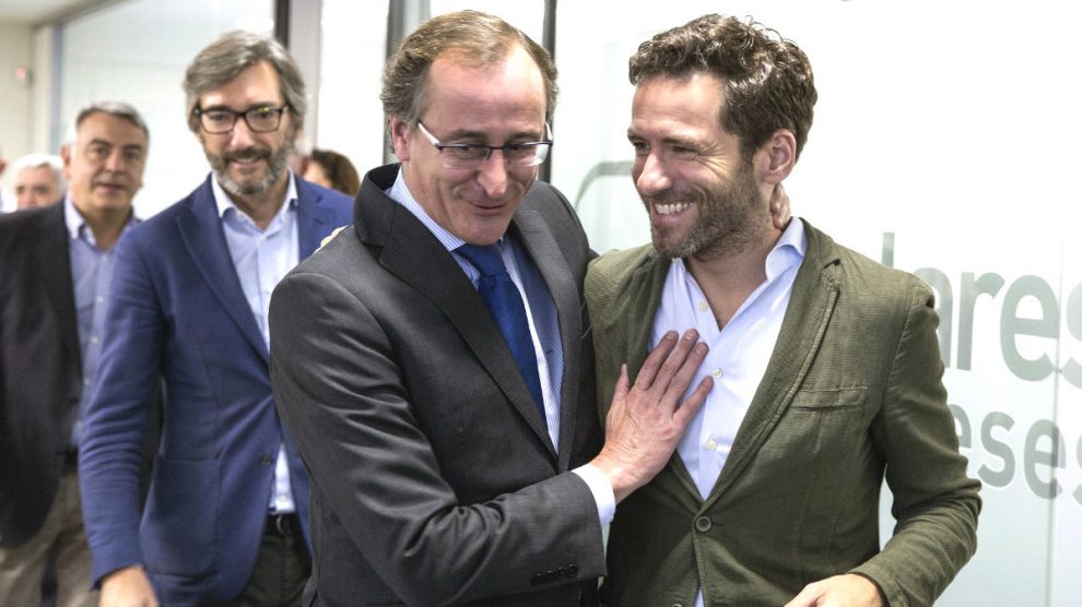 El presidente del PP vasco, Alfonso Alonso, junto al presidente de su partido en Guipúzcoa, Borja Sémper (d). (Foto: Efe)