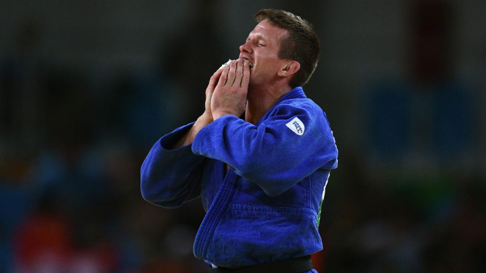 Dirk Van Tichelt tras ganar su medalla. (Getty)