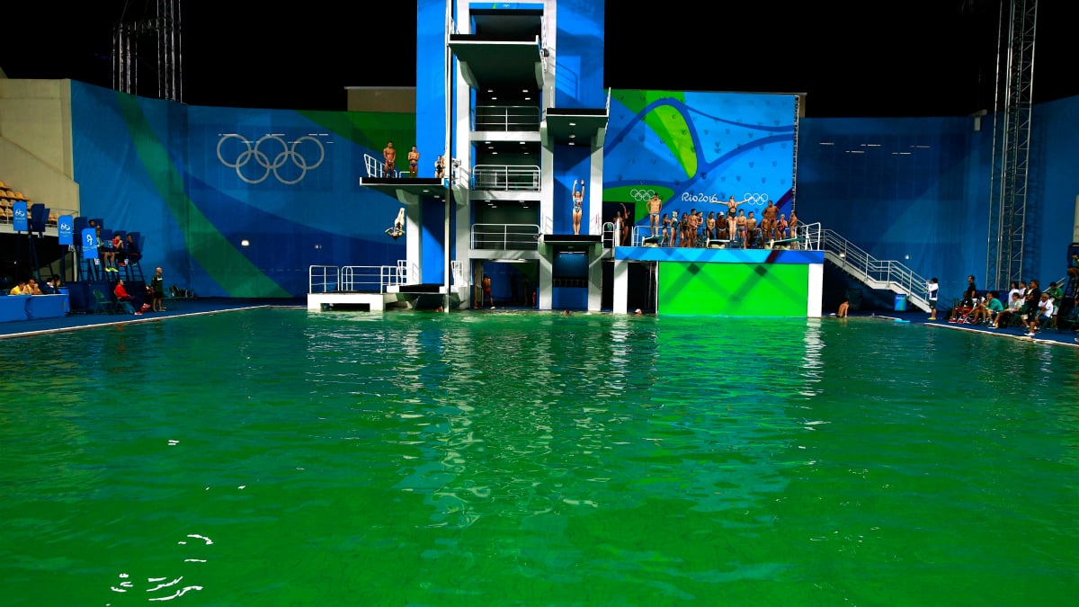 El agua de la piscina de saltos, de color verde. (Getty)