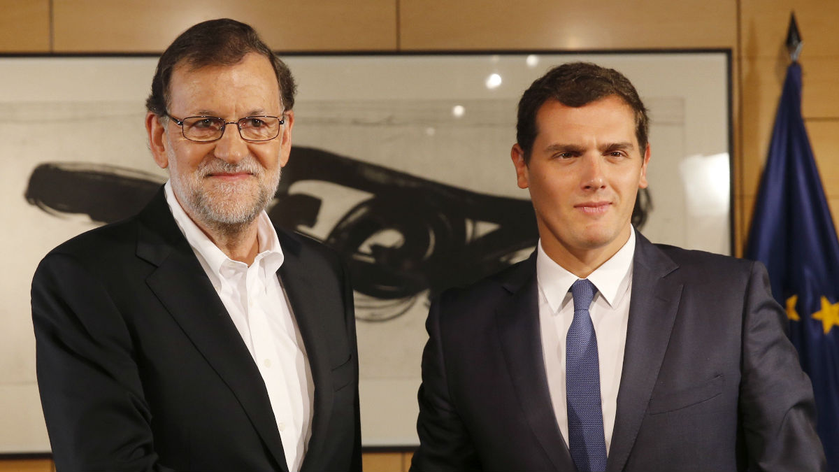 El presidente del Gobierno en funciones, Maraino Rajoy y el líder de C’S, Albert Rivera. (Foto: EFE)