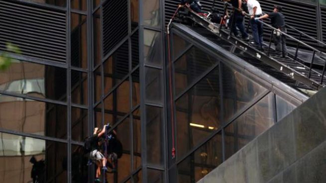Un hombre escala la torre Trump y corta el tráfico en Nueva York
