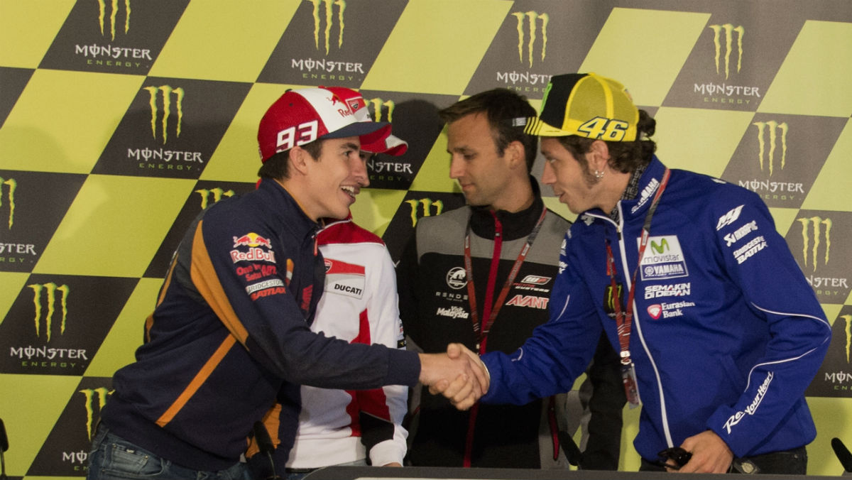 Marc Márquez y Valentino Rossi se estrechan la mano nuevamente. (Getty)