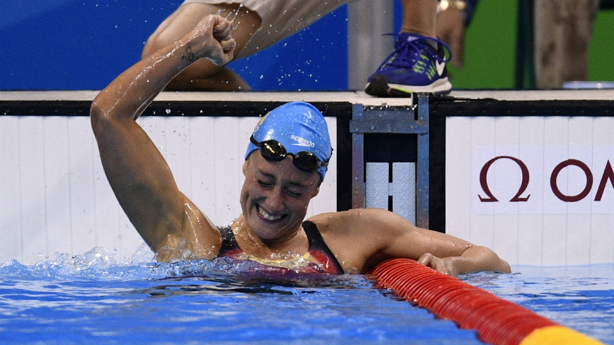 Mireia Belmonte se emociona al saber que es campeona olímpico por tres milésimas. (AFP)