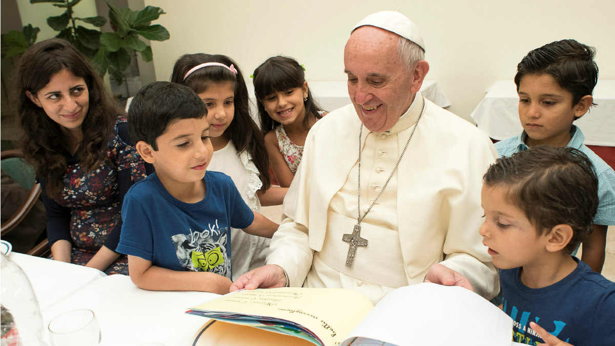 El Papa Francisco, con los niños refugiados sirios que sacó de Lesbos, en la residencia Santa Marta. (Reuters)