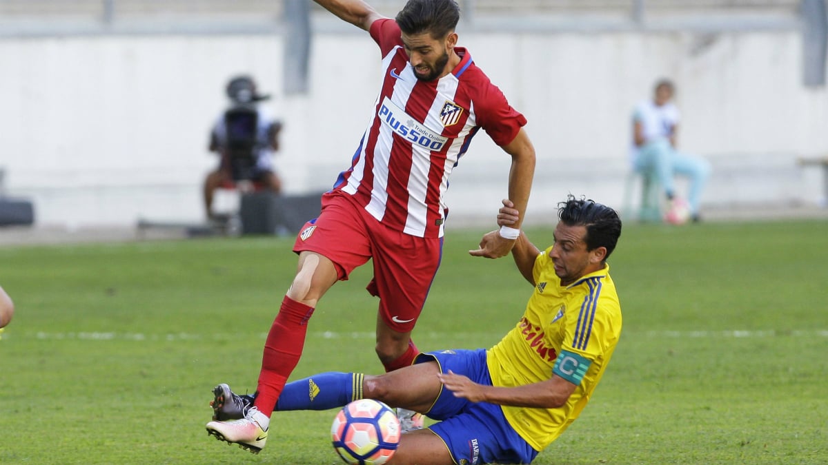 Carrasco intenta superar la entrada de un rival durante el encuentro ante el Cádiz en el Carranza. (EFE)