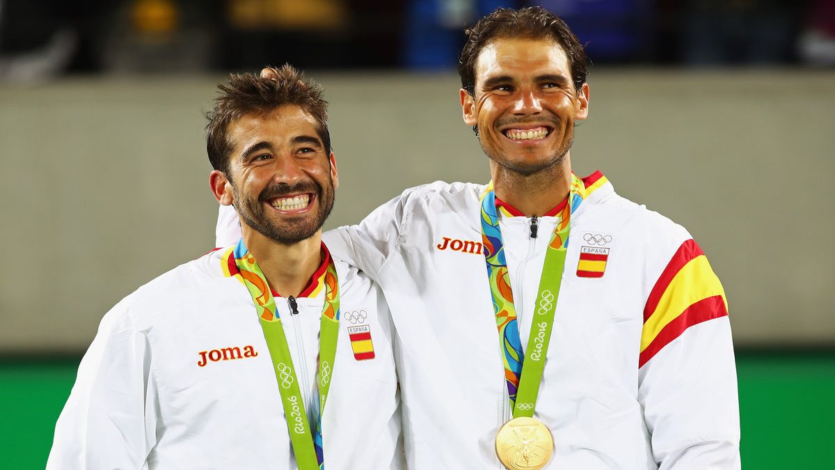 Rafael Nadal y Marc López sonríen tras llevarse el oro en dobles (Getty)