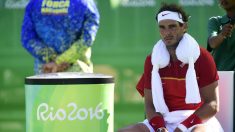 Rafa Nadal, con un tremendo enfado en el banquillo. (AFP)