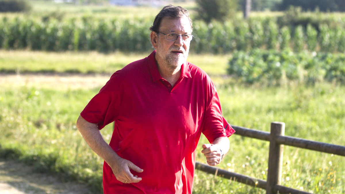 Rajoy durante su paseo por una ruta senderista de Pontevedra (Foto: Efe).