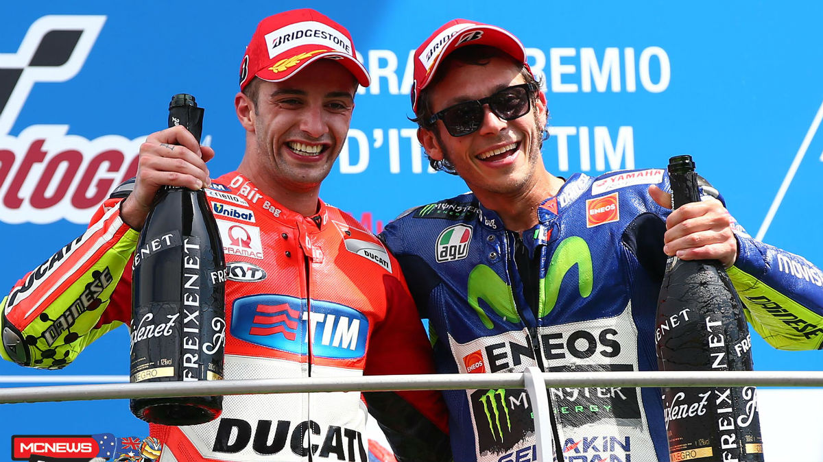 Iannone celebra con Rossi el triunfo. (AFP)