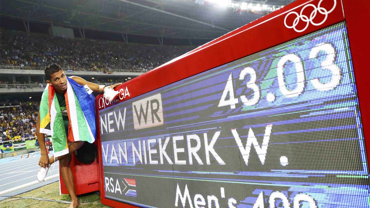Wayde Van Niekerk batió el histórico récord de los 400 metros de Michael Johnson (Foto: Reuters)