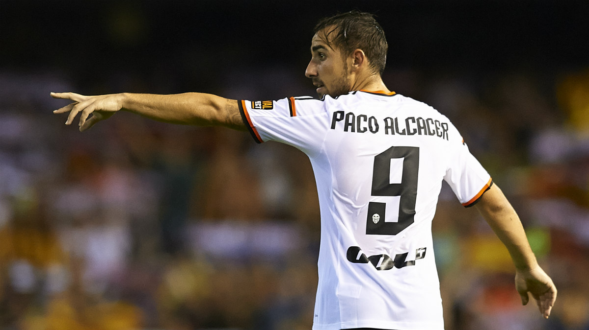 Paco Alcácer, en un partido con el Valencia. (Getty)