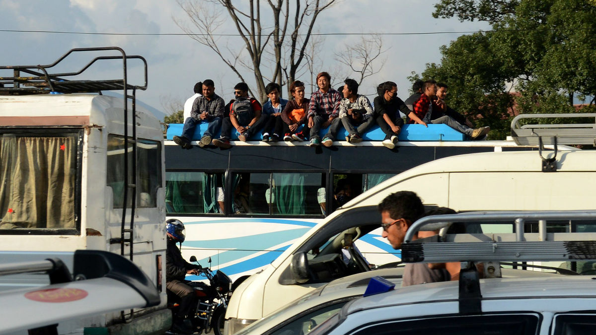 Nepalíes montados en un autobús urbano en una imagen de archivo. (Foto: AFP)