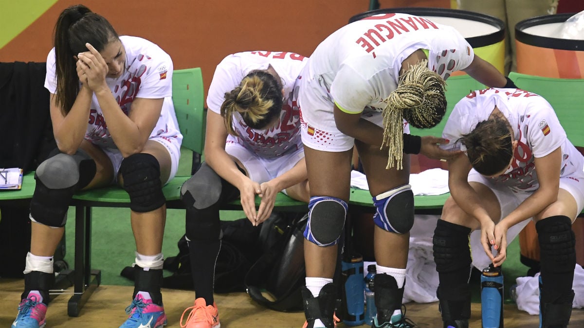 Las Guerreras de balonmano, desoladas tras caer con Francia. (AFP)