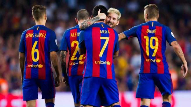 Arda Turan y Messi brindan con la Supercopa