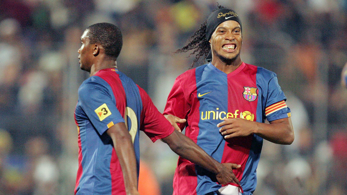 Ronaldinho y Eto’o, en su etapa en el Barcelona. (Getty)