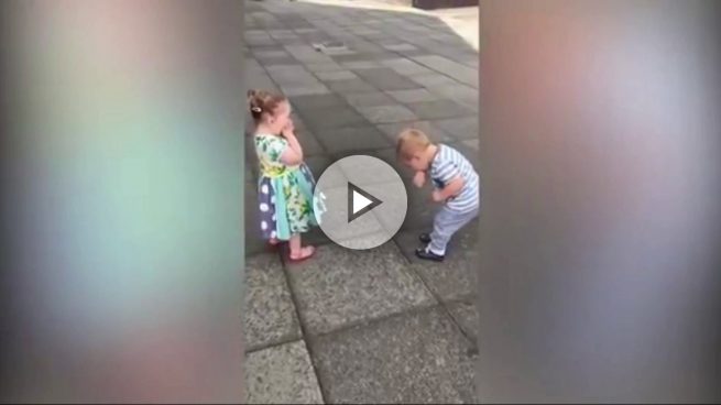 Estos niños no pueden contener la risa al besarse