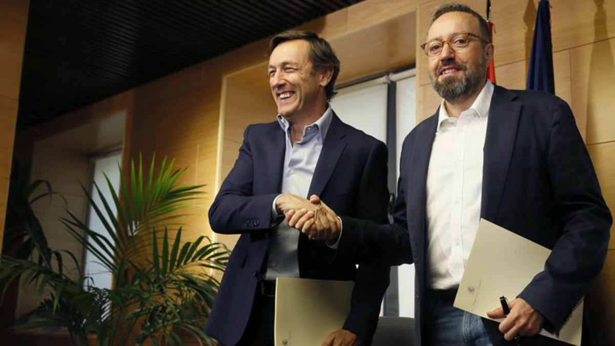 Los portavoces parlamentarios del PP, Rafael Hernando, y de Ciudadanos, Juan Carlos Girauta.