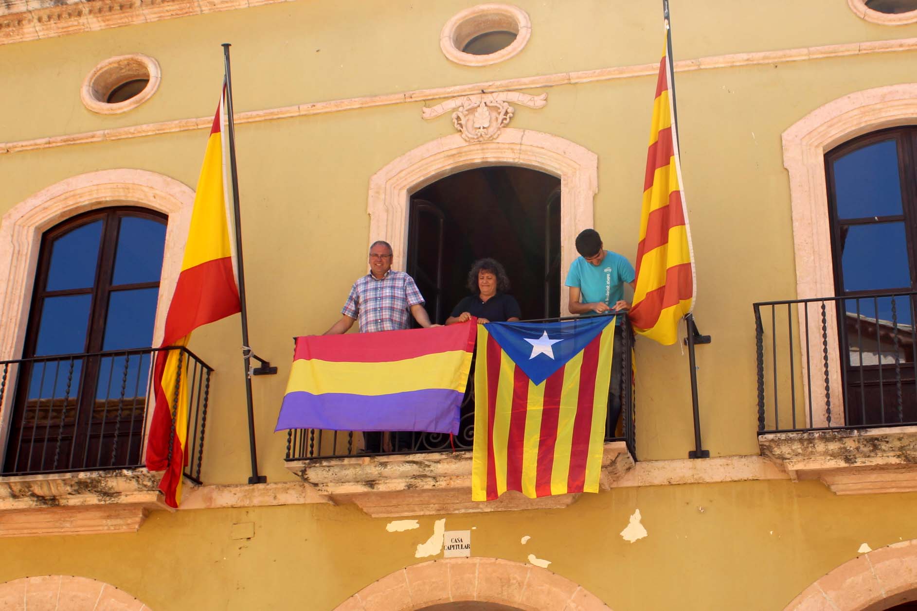 El alcalde podemita posa en el balcón del Consistorio con la bandera republicana y a independentista.
